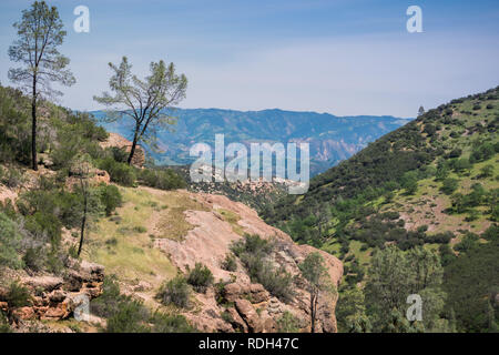 Vue depuis les hauts sommets sentier vers les vallées et collines de Pinnacles National Park, Californie Banque D'Images