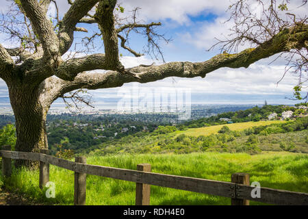 Vue de Redwood City et de la Silicon Valley de l'hôtel Island County Park, San Francisco, Californie Banque D'Images