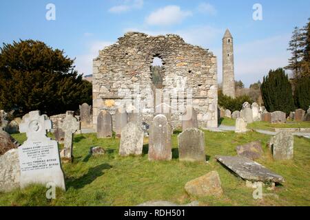 Reste du mur et la haute croix à Glendalough abbey ruins, comté de Wicklow, Irlande, Europe Banque D'Images