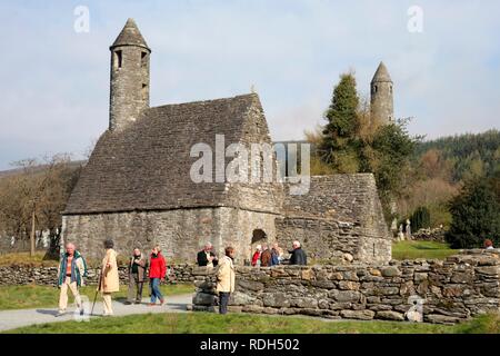 Tour Ronde et chapelle à Glendalough abbey ruins, comté de Wicklow, Irlande, Europe Banque D'Images