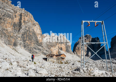 Avec les sacs à dos de randonnée touristique en montagne randonnée sur journée d'été. Homme randonnée dans les beaux paysages de montagne. Climber et alpine hut Angelo Alimo Banque D'Images