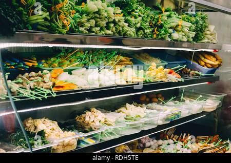 Variété d'ingrédients et de prendre un verre dans un restaurant à vapeur asiatique sur la saine alimentation Banque D'Images