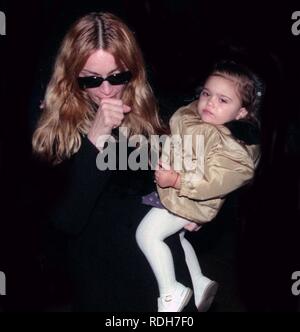 Madonna et sa fille Lourdes Leon 1998 Photo par John Barrett/PHOTOlink Banque D'Images