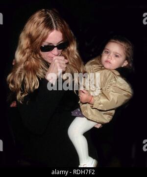 Madonna et sa fille Lourdes Leon 1998 Photo par John Barrett/PHOTOlink Banque D'Images