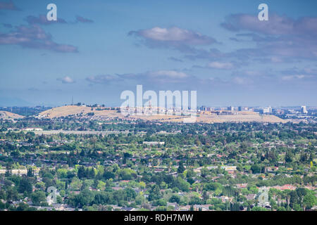 Vue vers la colline des communications et le centre-ville de San Jose de Santa Teresa County Park, San Francisco, Californie Banque D'Images