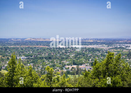 Vue vers la colline des communications et le centre-ville de San Jose de Santa Teresa County Park, San Francisco, Californie Banque D'Images