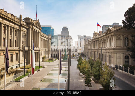 Montt-Varas Plaza Square avec les tribunaux de la Justice et de l'ancien Palais de Congrès - Santiago, Chili Banque D'Images