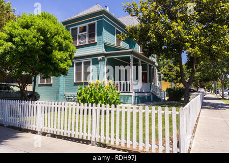 Maison colorée au coin d'une rue, San Jose, Californie Banque D'Images