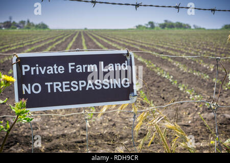 Terres agricoles privées 'Entrée interdite' signe affiché sur une clôture en fil barbelé, en Californie Banque D'Images