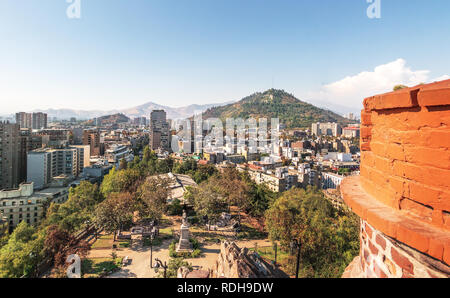 Vue aérienne de Santiago, du Mirador de Santa Lucia Tower Hill à San Cristobal Hill sur arrière-plan - Santiago, Chili Banque D'Images