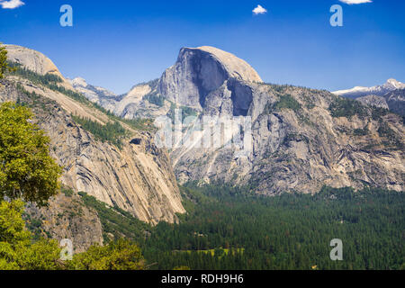 Vue vers Demi Dôme de la piste vers la région de Yosemite Falls, Yosemite National Park, Californie Banque D'Images