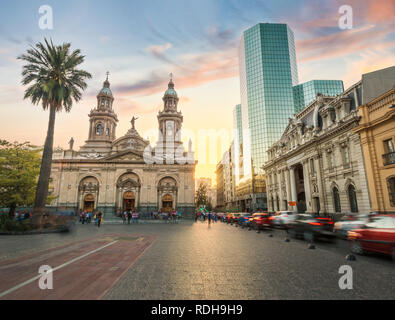 Plaza de Armas et cathédrale métropolitaine de Santiago au coucher du soleil - Santiago, Chili Banque D'Images