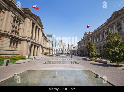 Montt-Varas Plaza Square avec les tribunaux de la Justice et de l'ancien Palais de Congrès - Santiago, Chili Banque D'Images