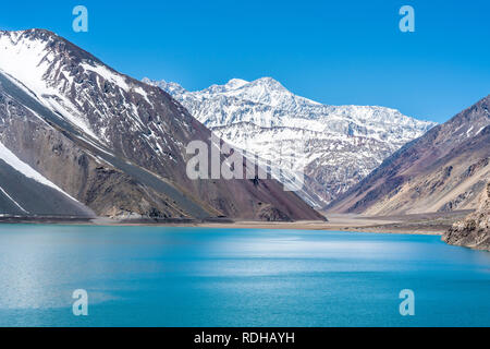 Embalse del Yeso (barrage de Yeso) Awe high altitude turquoise eaux lac à l'intérieur d'un paysage sauvage étonnant. Montagnes abruptes sur un paysage impressionnant Banque D'Images