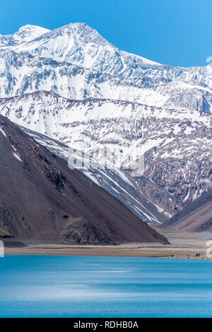 Embalse del Yeso (barrage de Yeso) Awe high altitude turquoise eaux lac à l'intérieur d'un paysage sauvage étonnant. Montagnes abruptes sur un paysage impressionnant Banque D'Images