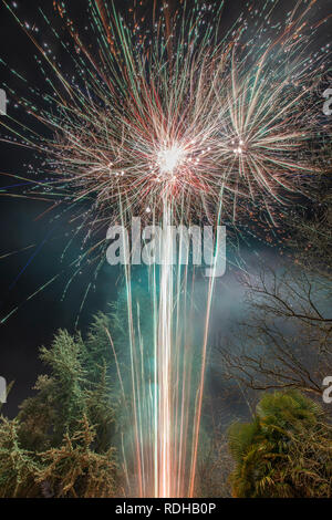 Un incroyable feu d'artifice lors de la célébration du nouvel an pour le début d'une bonne année lors d'un Noël agréable en Espagne, un spectacle coloré Banque D'Images