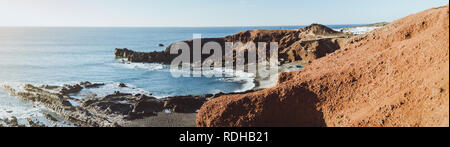 Atlantic View Panorama de Charco de los Clicos dans Playa el golfo en El Golfo, Lanzarote, Las Palmas, Espagne Banque D'Images