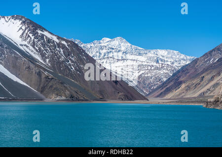 Embalse del Yeso (barrage de Yeso) Awe high altitude turquoise eaux lac à l'intérieur d'un paysage sauvage étonnant. Montagnes abruptes sur un paysage impressionnant Banque D'Images