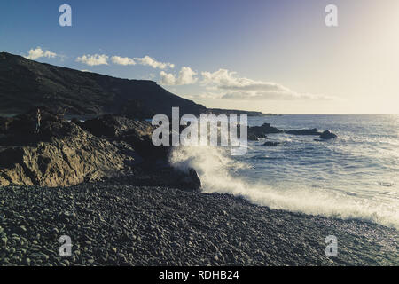 Vue de l'Atlantique de Charco de los Clicos dans Playa el golfo en El Golfo, Lanzarote, Las Palmas, Espagne Banque D'Images