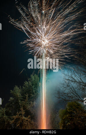 Un incroyable feu d'artifice lors de la célébration du nouvel an pour le début d'une bonne année lors d'un Noël agréable en Espagne, un spectacle coloré Banque D'Images