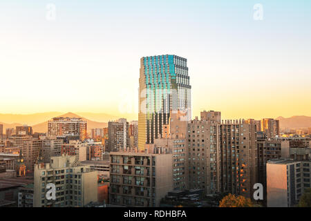 Les bâtiments modernes en centre ville au coucher du soleil de Santiago - Santiago, Chili Banque D'Images