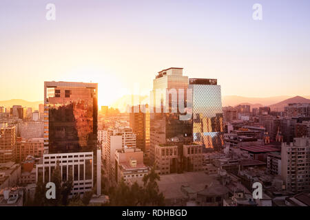 Les bâtiments modernes en centre ville au coucher du soleil de Santiago - Santiago, Chili Banque D'Images