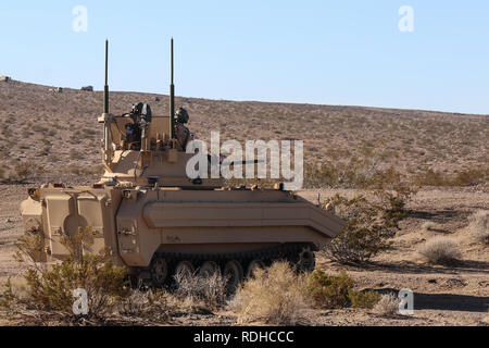 Troopers de la 11e Régiment de cavalerie blindée de la Sibérie de l'enquête, Centre national de formation, en Californie, pour toute poursuite des éléments de la 3e Brigade Combat Team, 1re Division de cavalerie, de Fort Hood, au Texas le 13 janvier 2019. Cette défense a contesté la capacité de la Brigade Greywolf de prendre la responsabilité d'un secteur fortifié. (Photo US Army par PV2 James Newsome) Banque D'Images