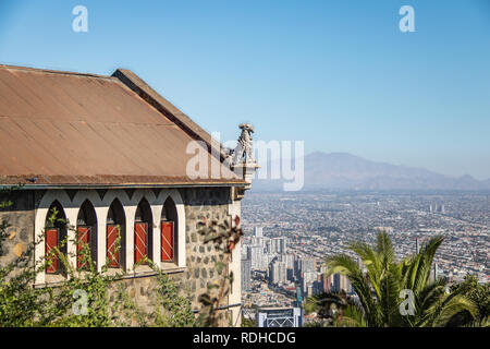 Funiculaire de Saint Cristobal Hill et vue aérienne de la ville de Santiago - Santiago, Chili Banque D'Images
