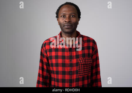 Beau Portrait de l'homme contre l'hipster africaine fond blanc Banque D'Images