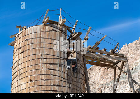 Partie supérieure de l'usine de broyage à une mine abandonnée près de la boucle de la dolomite en Californie, Etats-Unis Banque D'Images