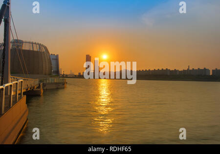 Vivid beau coucher du soleil ciel du soir sur le fleuve Han, célèbre pont Banpo vue sur un point à Séoul, Corée du Sud Banque D'Images