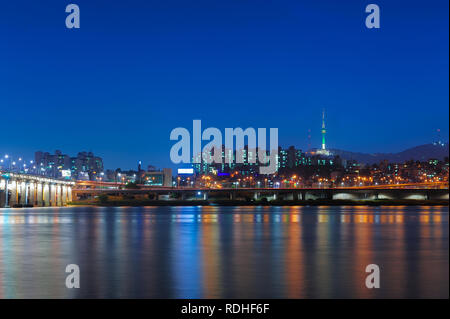 Vue magnifique sur le paysage de la montagne Namsan avec Tour N de Séoul à partir de la rivière Han et pont banpo dans le crépuscule du temps à Séoul, Corée du Sud Banque D'Images