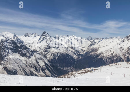 Dombai Glade. L'établissement dans les montagnes du Caucase, ski resort Banque D'Images