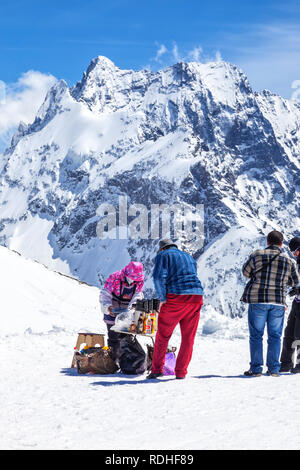 Chelyabinsk, RUSSIE - Mai 03,2015 : touristes achètent des boissons au sommet de la montagne dans la station de ski climatique Dombay Banque D'Images