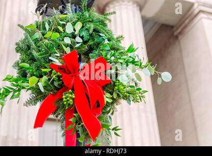 Une couronne de Noël se bloque à partir d'un poster à la Cathédrale Christ Church, le 23 décembre 2018, à Mobile, Alabama. L'église a été créé en 1823. Banque D'Images