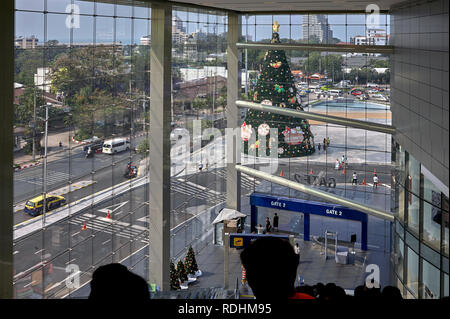 Vue à travers la fenêtre. Pattaya ville Thaïlande depuis l'escalier mécanique du centre commercial terminal 21, Thaïlande, Asie du Sud-est Banque D'Images