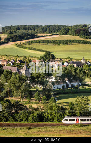 Vue sur château et estate Genhoes, Veolia Train. Schin op Geul, Pays-Bas. Banque D'Images