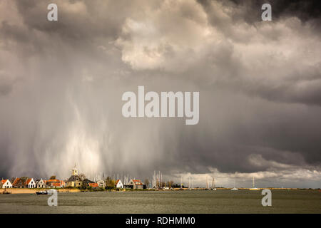 Nuages menaçants et de grêle. Appelé Lac IJmeer. Durgerdam, Amsterdam, Pays-Bas. Banque D'Images