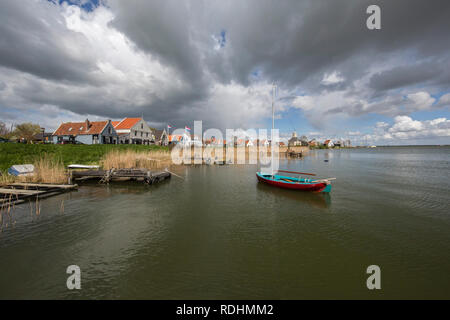 Nuages menaçants et de grêle. Appelé Lac IJmeer. Durgerdam, Amsterdam, Pays-Bas. Banque D'Images