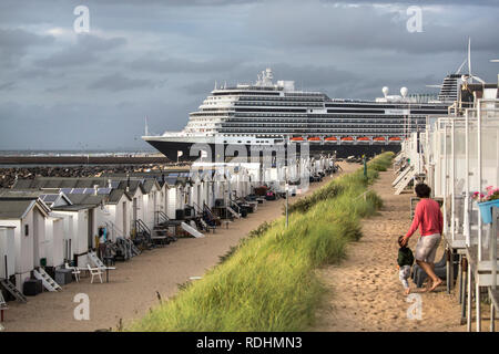 Les Pays-Bas, IJmuiden, Koningsdam, navire de croisière appartenant à la Holland America Line, laissant le Canal de la mer du Nord. Cabines de plage. Banque D'Images