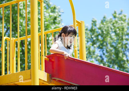 Kid japonais dans un parc de la ville Banque D'Images