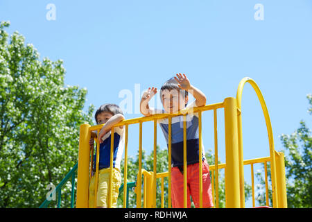 Les enfants japonais dans un parc de la ville Banque D'Images