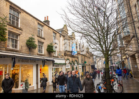 Centre-ville de Lancaster dans le Lancashire Angleterre, hiverne jour et les gens font leurs achats de noël, Royaume-Uni Banque D'Images