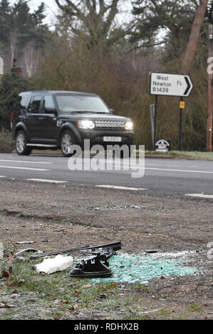 Le verre brisé et les pièces de voiture sur le côté de l'A149 près de la Sandringham Estate où le duc d'Édimbourg a été impliqué dans un accident de la route hier pendant la conduite. Banque D'Images