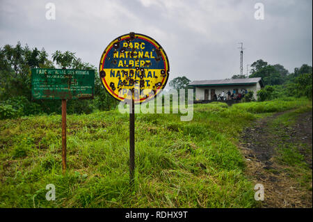 Un signe avec l'ancien nom, le Parc National Albert, au lieu de le Parc National des Virunga, toujours debout devant le bureau des permis de Nyiragongo, RDC.. Banque D'Images