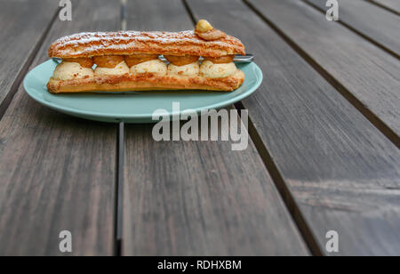 Crème fraîche Paris Brest national boulangerie savoureux traiter sur la plaque Banque D'Images