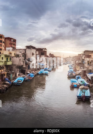 Ciel dramatique et le lever du soleil, les nuages et les bateaux dans le village de pêcheurs de Al Mak par à Alexandrie en Égypte . Al Maks (également orthographié El Max) est l'un des se Banque D'Images