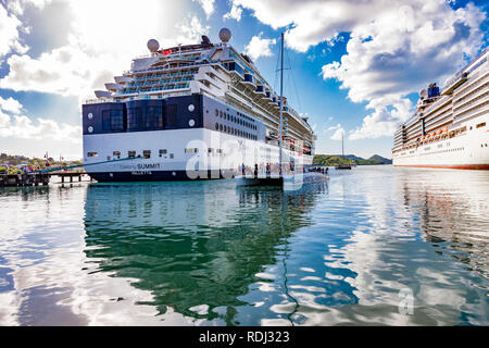 P&O Arcadia et Celebrity Summit amarré la veille de Noël à St John's, Antigua. Banque D'Images