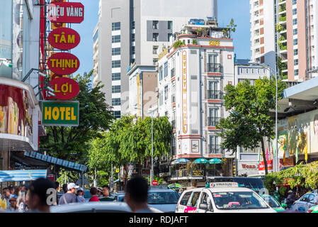 Danang, Vietnam - 14 octobre 2018 : les bâtiments à plusieurs étages (avec Evelyn Hôtel dans le centre), la circulation et les passants. Banque D'Images