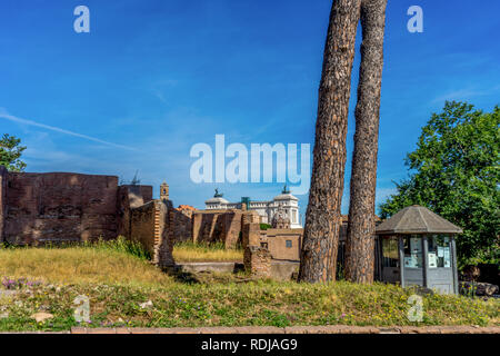 Rome, Italie - 24 juin 2018 : au poste de sécurité les anciennes ruines au Forum Romain du Temple de Vénus et Rome à Rome vue du Colisée. Famou Banque D'Images